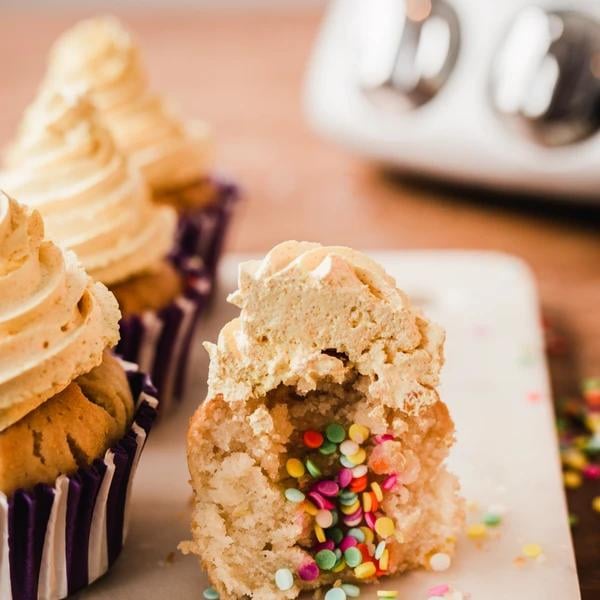 En muffins med Färgglatt strössel inuti