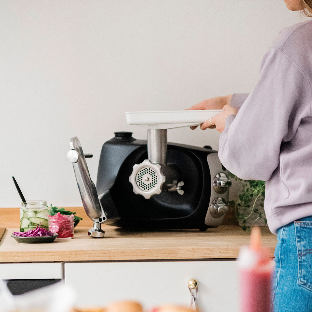 Ankarsrum Köttkvarn Jaktlåda med hålskivor i fyra storlekar, perfekt för viltkött och korvtillverkning.