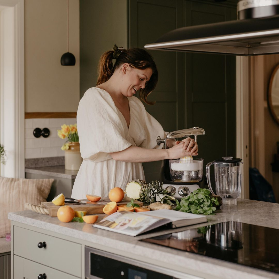 Få in mer frukt och grönt i vardagen med Citruspressen och Mixerkannan. Pressa färsk juice till frukosten, mixa krämiga smoothies eller krossa bär och nötter till näringsrika röror. Deluxepaketet gör det enkelt att skapa hälsosamma, smakrika och fräscha recept – helt på dina villkor.