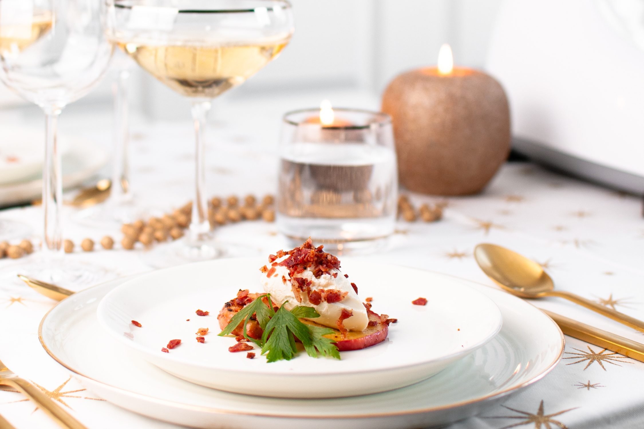 Chevrémousse with crispy bacon and caramelized apple, a tantalizing appetizer on a plate – effortlessly crafted for a delightful New Year's menu.